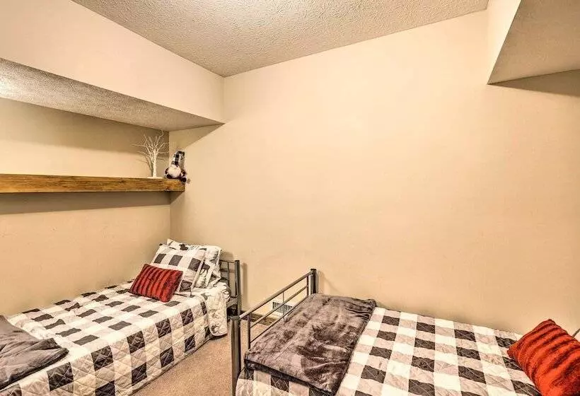 Game Room & Fire Pit: Spacious Elk Park Lodge!