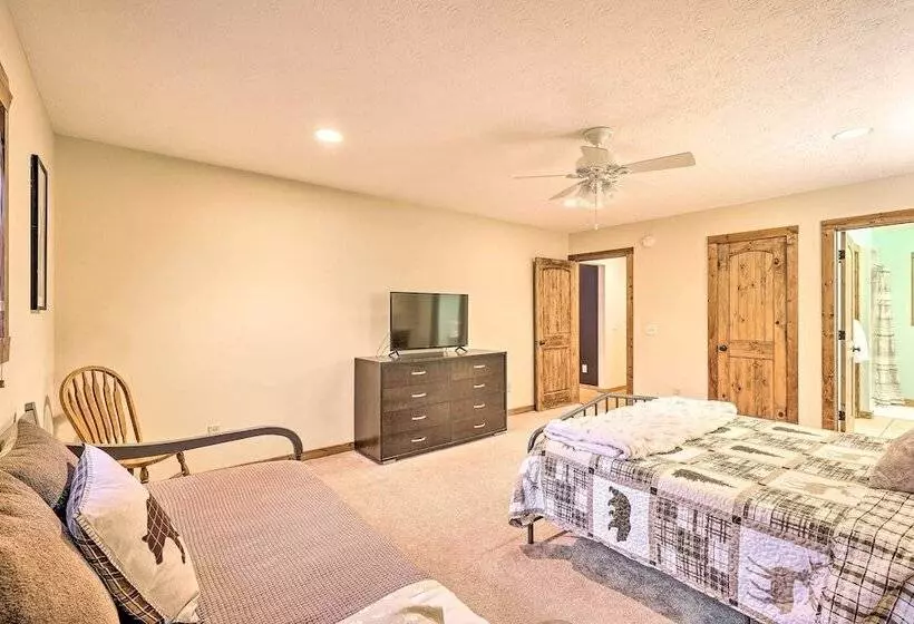 Game Room & Fire Pit: Spacious Elk Park Lodge!