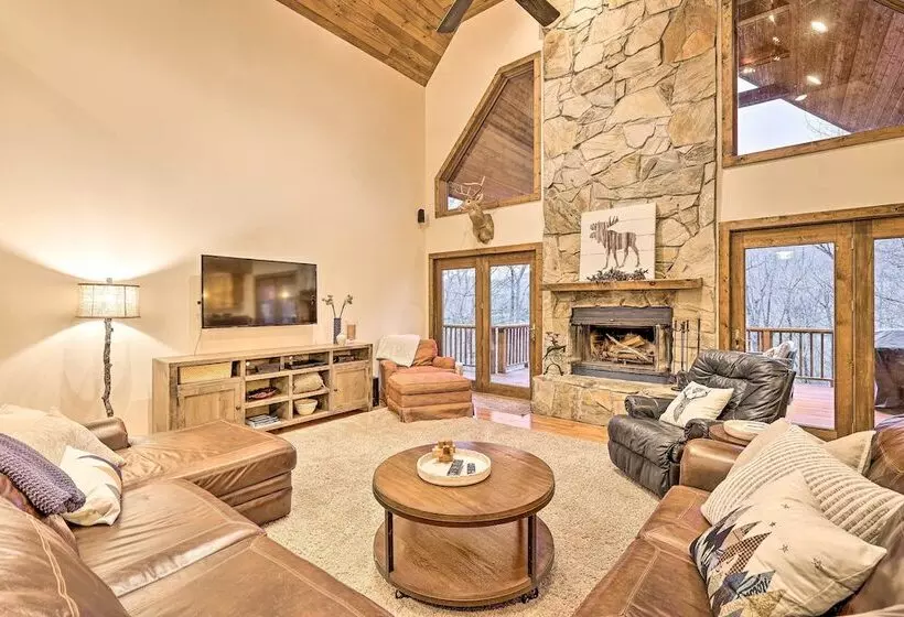 Game Room & Fire Pit: Spacious Elk Park Lodge!