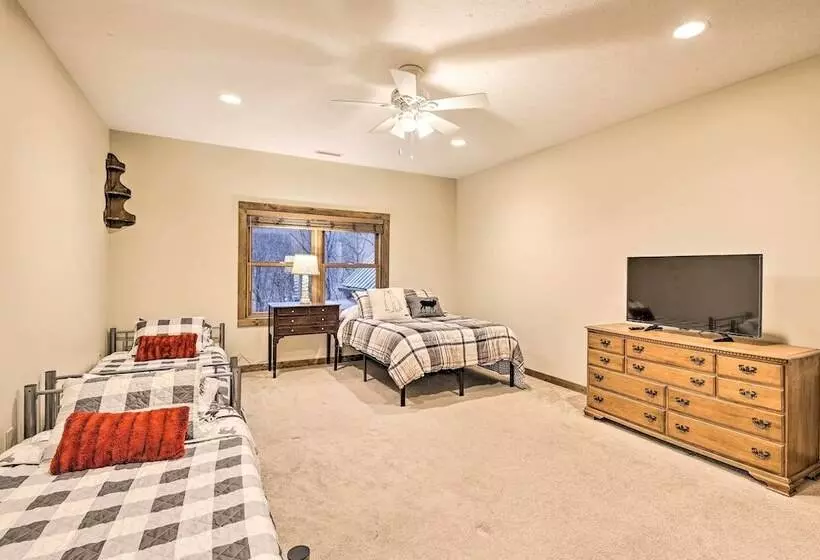 Game Room & Fire Pit: Spacious Elk Park Lodge!