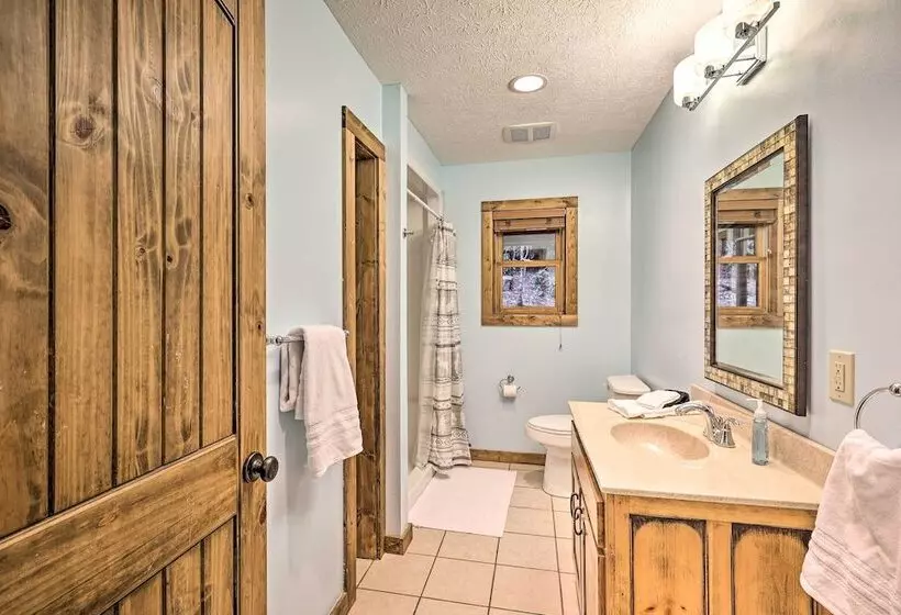 Game Room & Fire Pit: Spacious Elk Park Lodge!