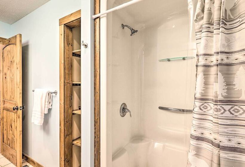 Game Room & Fire Pit: Spacious Elk Park Lodge!