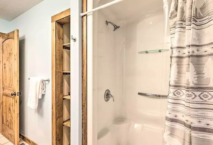 Game Room & Fire Pit: Spacious Elk Park Lodge!