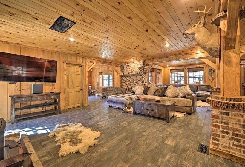 Spacious Escape W/ Deck & Ponds Near Skiing!