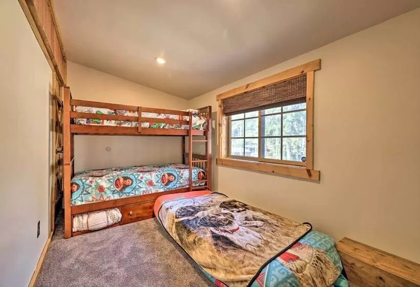 Spacious Escape W/ Deck & Ponds Near Skiing!