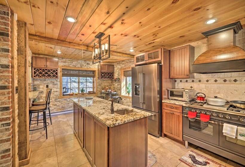 Spacious Escape W/ Deck & Ponds Near Skiing!