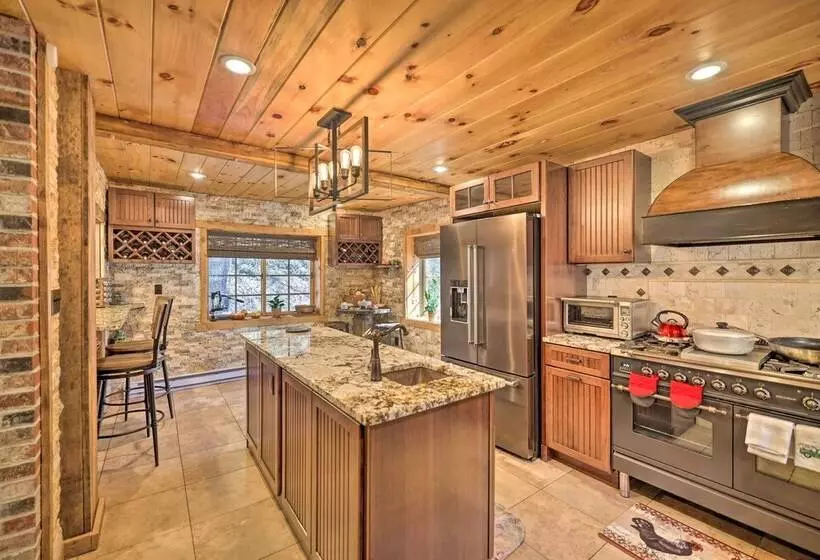 Spacious Escape W/ Deck & Ponds Near Skiing!
