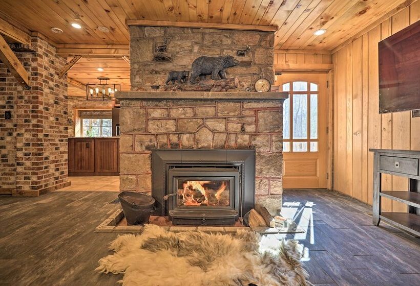 Spacious Escape W/ Deck & Ponds Near Skiing!