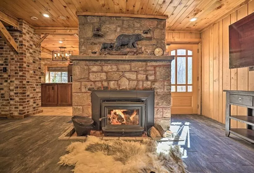 Spacious Escape W/ Deck & Ponds Near Skiing!