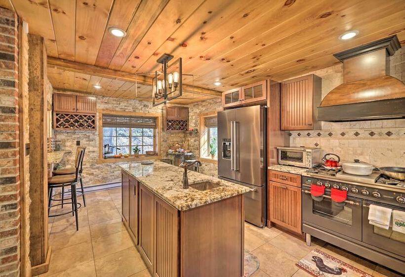 Spacious Escape W/ Deck & Ponds Near Skiing!