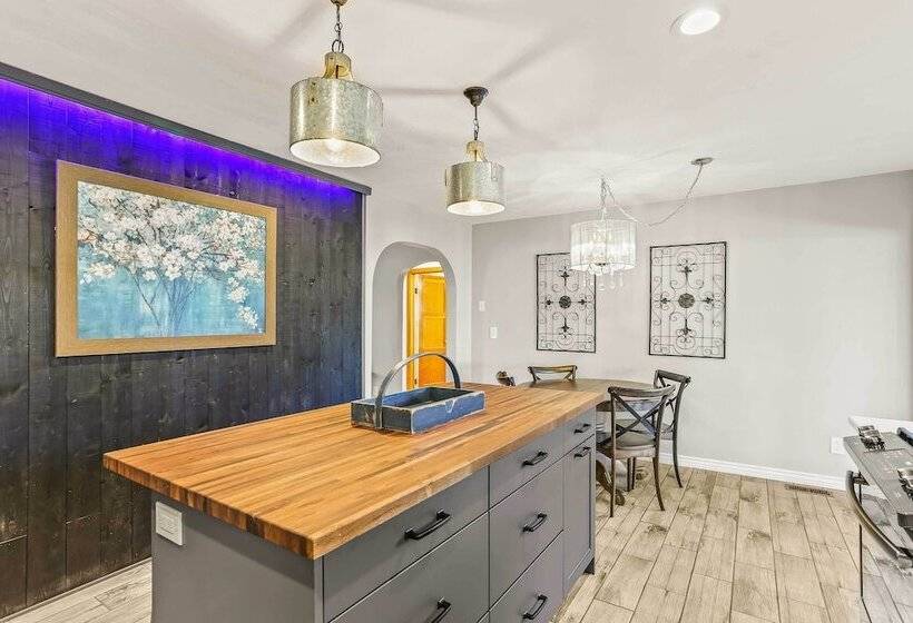 Spacious Family Home W/ Garage Game Room & Office!