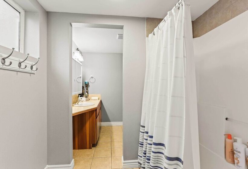 Spacious Family Home W/ Garage Game Room & Office!