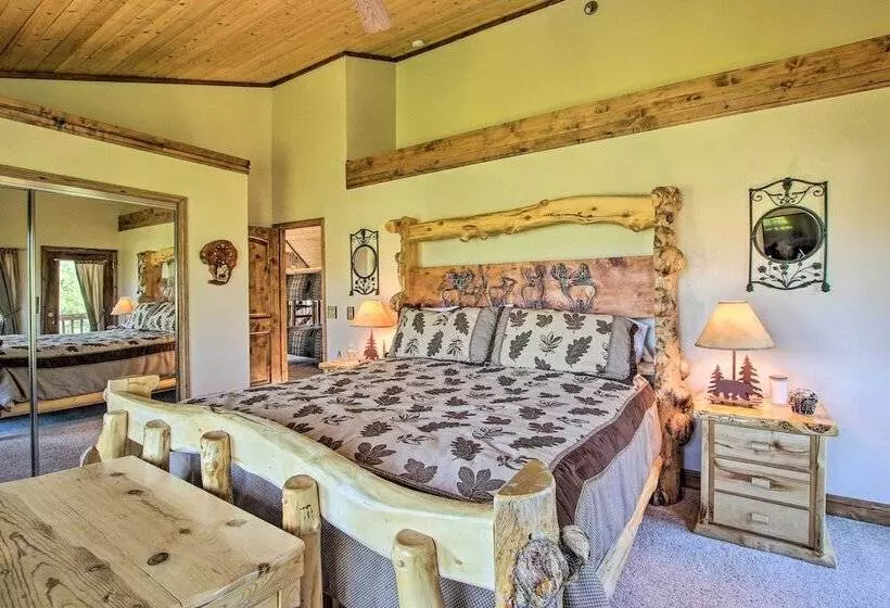 Spacious Fish Haven Cabin W/ Game Room + Deck!