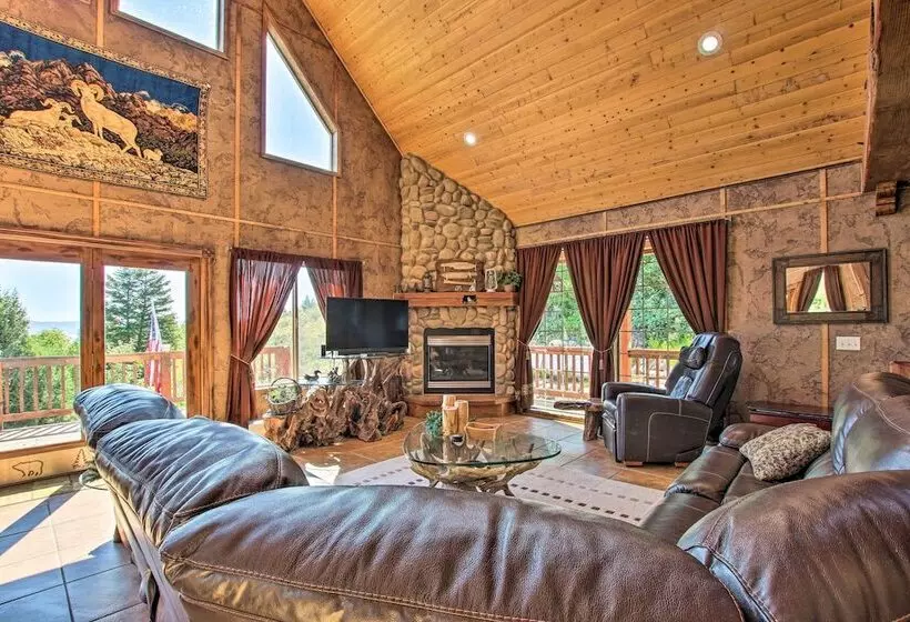 Spacious Fish Haven Cabin W/ Game Room + Deck!