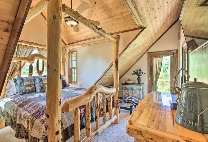 Spacious Fish Haven Cabin W/ Game Room + Deck!