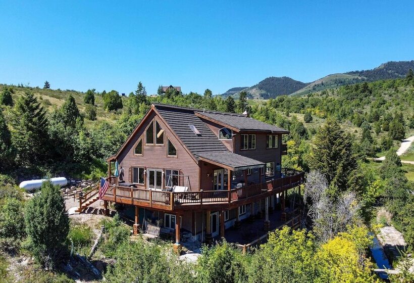 Spacious Fish Haven Cabin W/ Game Room + Deck!