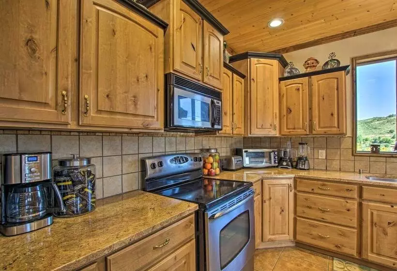 Spacious Fish Haven Cabin W/ Game Room + Deck!