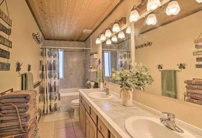 Spacious Fish Haven Cabin W/ Game Room + Deck!