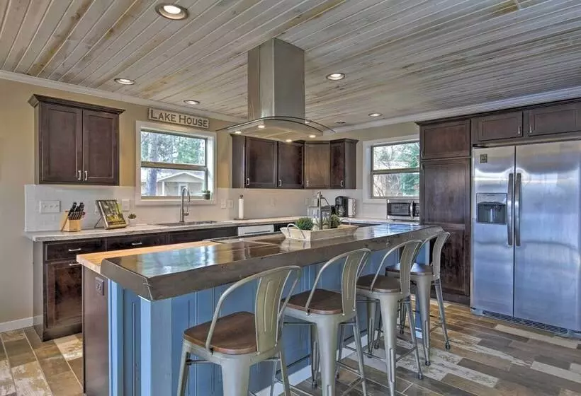 Tranquil Lakefront Cabin: Fire Pit, Grill & Patio