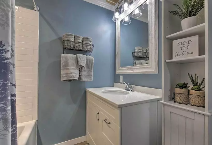 Tranquil Lakefront Cabin: Fire Pit, Grill & Patio