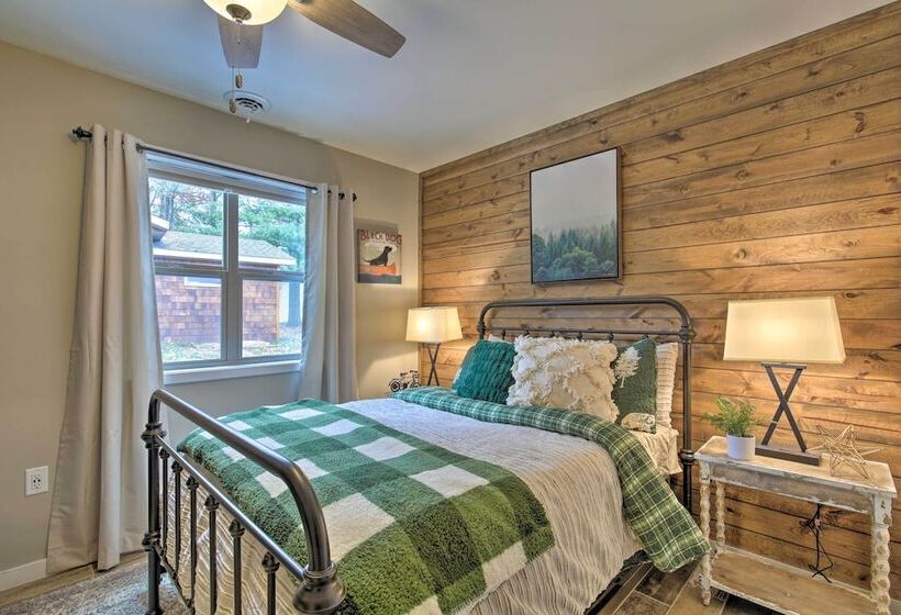 Tranquil Lakefront Cabin: Fire Pit, Grill & Patio