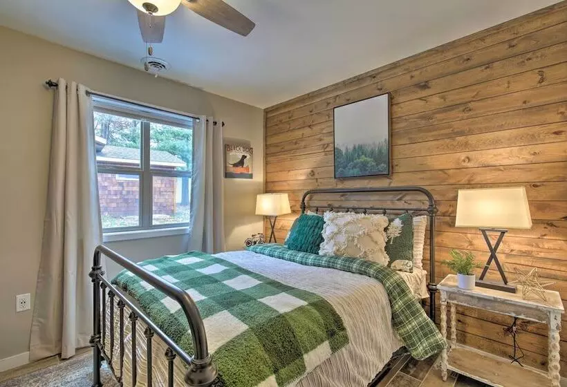 Tranquil Lakefront Cabin: Fire Pit, Grill & Patio