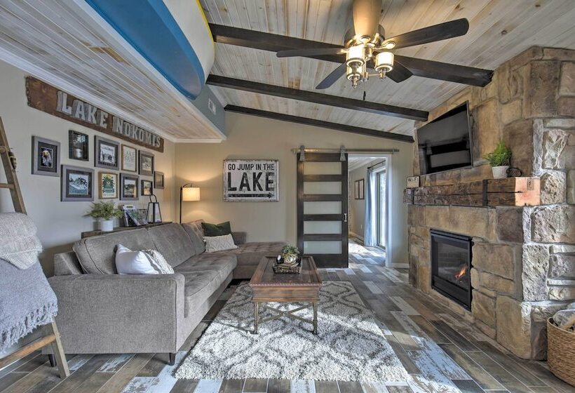 Tranquil Lakefront Cabin: Fire Pit, Grill & Patio