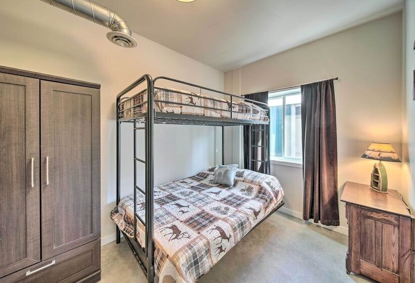 Unique Country Farmhouse Near Lake Roosevelt