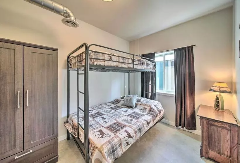 Unique Country Farmhouse Near Lake Roosevelt