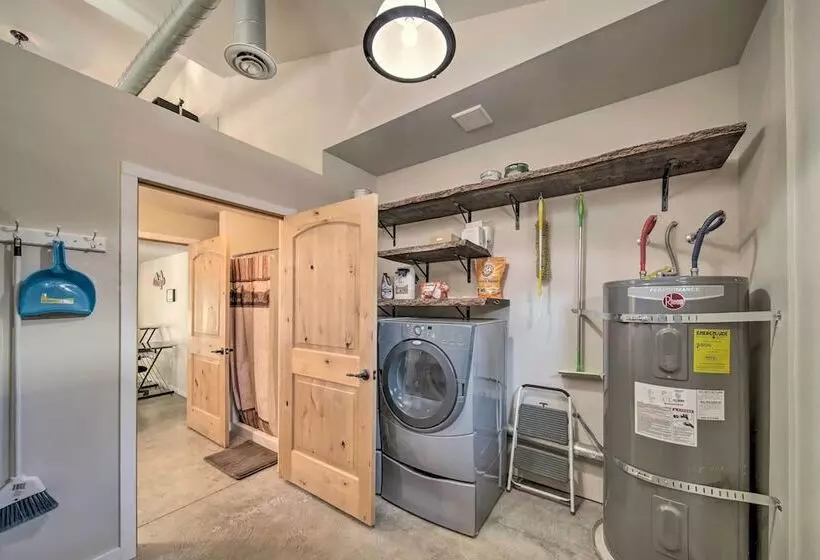 Unique Country Farmhouse Near Lake Roosevelt