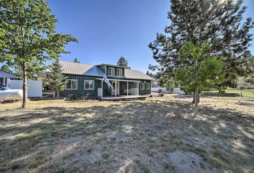 Unique Country Farmhouse Near Lake Roosevelt