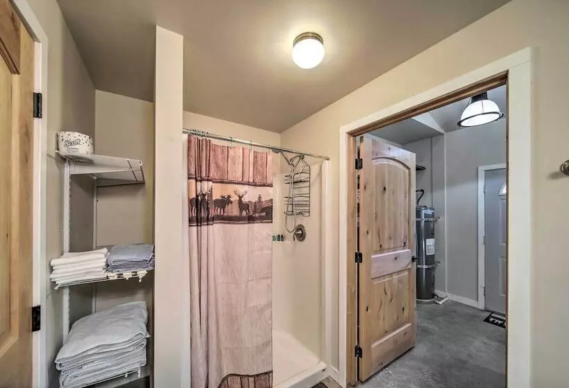 Unique Country Farmhouse Near Lake Roosevelt