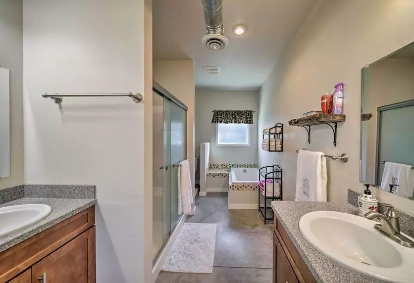 Unique Country Farmhouse Near Lake Roosevelt