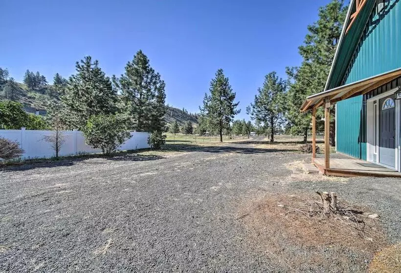 Unique Country Farmhouse Near Lake Roosevelt