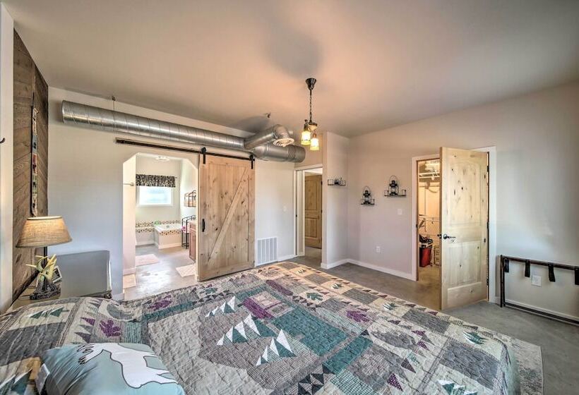 Unique Country Farmhouse Near Lake Roosevelt