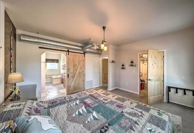 Unique Country Farmhouse Near Lake Roosevelt