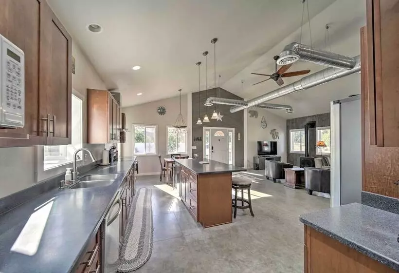 Unique Country Farmhouse Near Lake Roosevelt