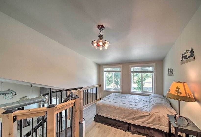 Unique Country Farmhouse Near Lake Roosevelt