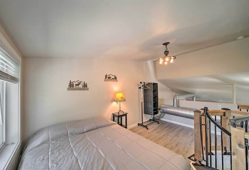 Unique Country Farmhouse Near Lake Roosevelt