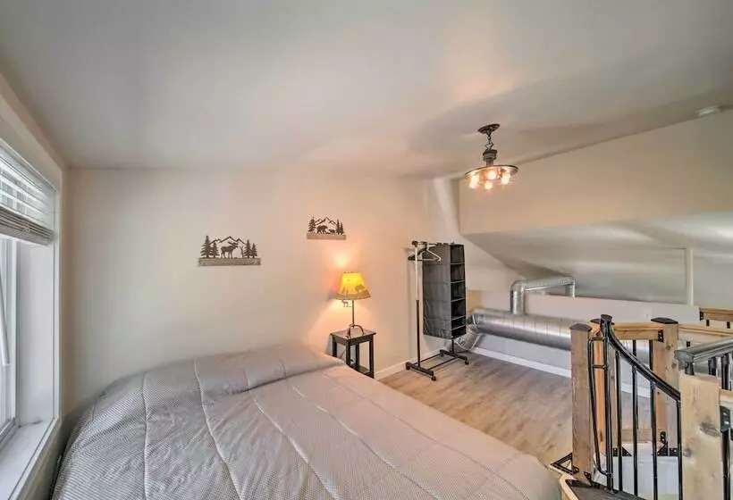 Unique Country Farmhouse Near Lake Roosevelt