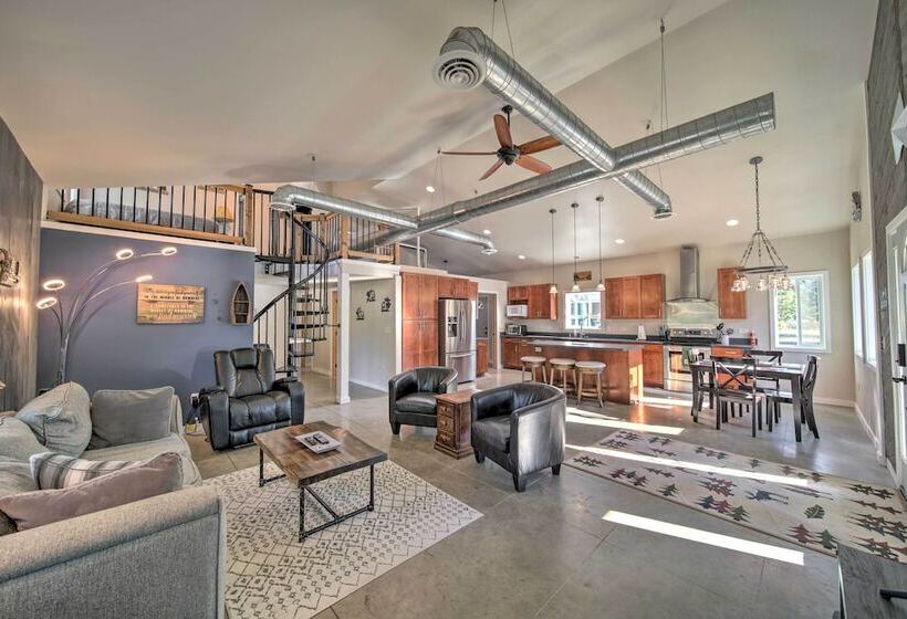 Unique Country Farmhouse Near Lake Roosevelt