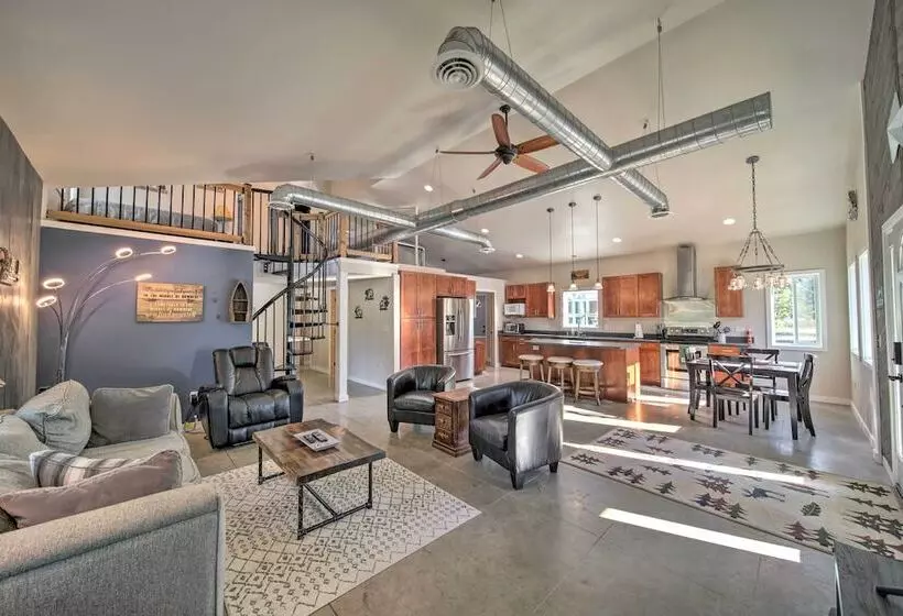 Unique Country Farmhouse Near Lake Roosevelt