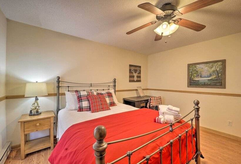 Deck & Mtn Views: Beech Mountain Cabin