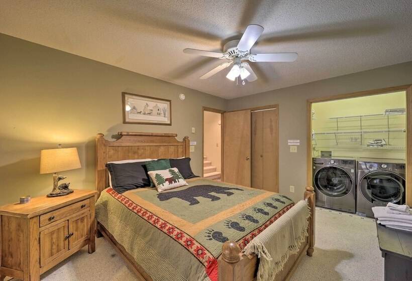 Deck & Mtn Views: Beech Mountain Cabin