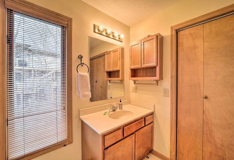 Deck & Mtn Views: Beech Mountain Cabin