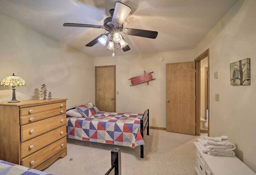 Deck & Mtn Views: Beech Mountain Cabin