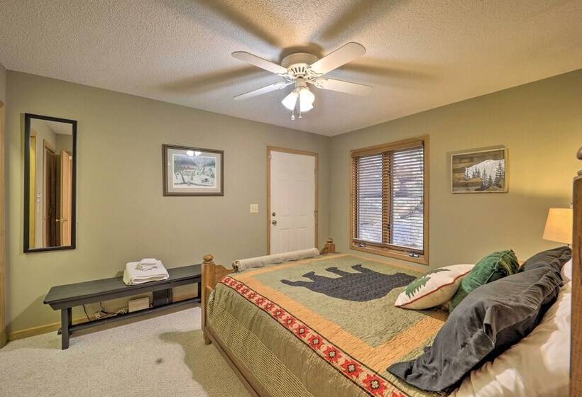 Deck & Mtn Views: Beech Mountain Cabin