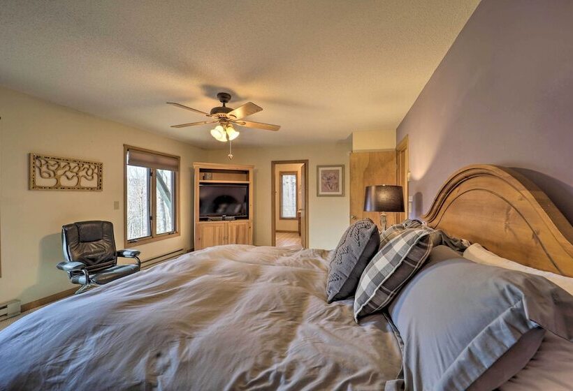 Deck & Mtn Views: Beech Mountain Cabin