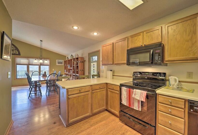 Deck & Mtn Views: Beech Mountain Cabin