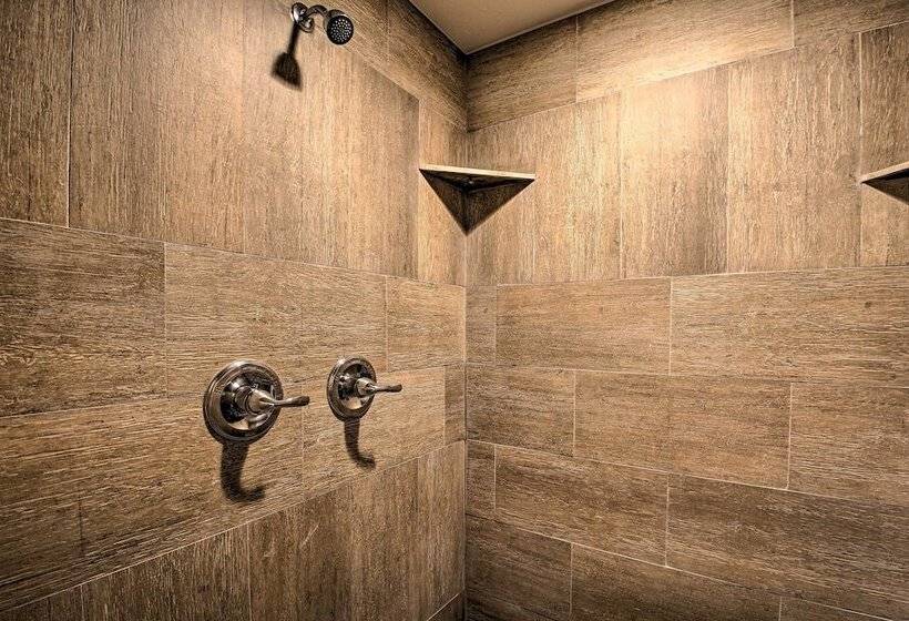 Kayaks & Boat Slip: Waterfront Hot Springs Home!